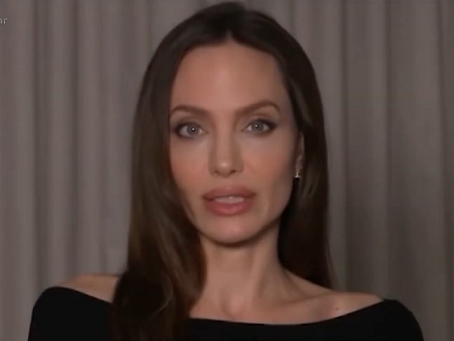 Em entrevista ao Wall Street Journal, a atriz Angelina Jolie também revelou ter sofrido com a paralisia seis meses antes do divórcio com Brad Pitt.