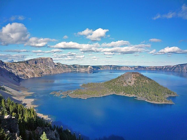 Sua área corresponde a 53km². As maravilhosas paisagens ao seu redor contribuem para formar um belíssimo cartão postal que atrai turistas e movimenta a economia da região. 