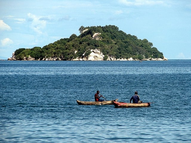 Por isso, é um local onde a pesca é a principal atividade e fonte de renda dos moradores. As mulheres utilizam o lago para lavar louças e roupas, além de uso para banho, nado e passeio de caiaques. O Niassa comporta uma vasta biodiversidade, com 700 mil espécies diferentes 