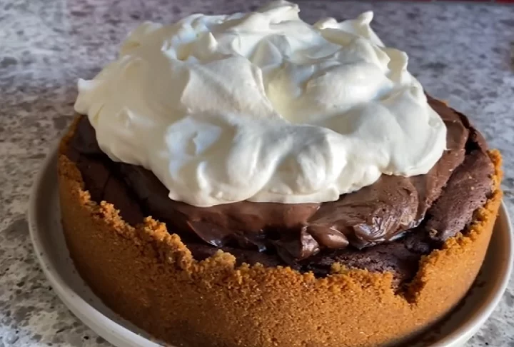 Em seguida, vêm camadas cremosas que podem incluir recheio de pudim de chocolate, mousse ou sorvete de chocolate, finalizadas com uma cobertura de chantilly ou marshmallow e raspas de chocolate. 