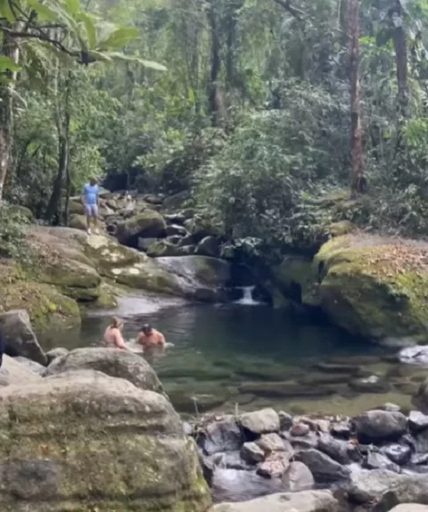 Outro ponto turístico importante é o Poço das Esmeraldas, um local ideal para um banho refrescante nas águas cristalinas, situado próximo à Cachoeira Três Bacias.