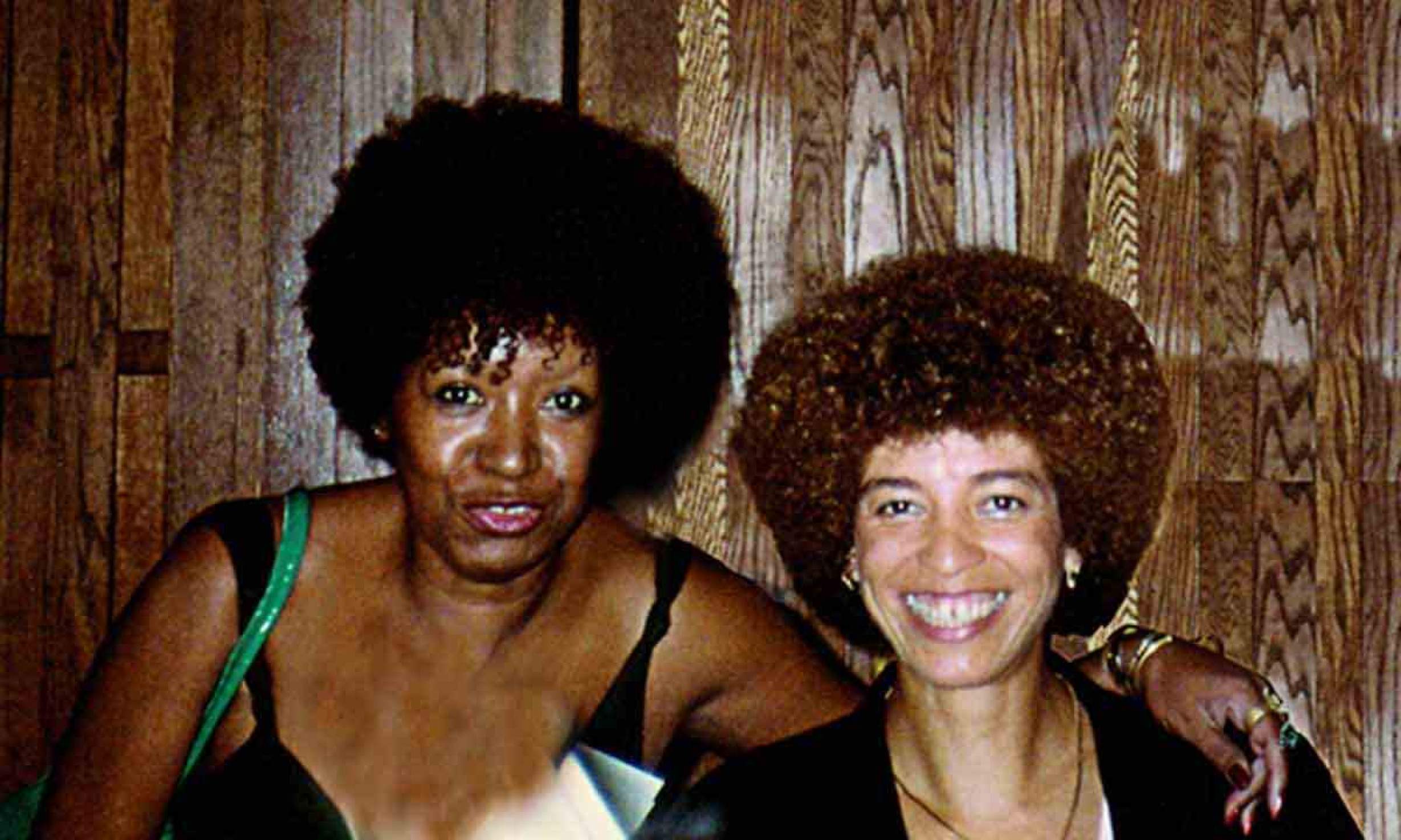 A feminista mineira Lélia Gonzalez abraçada com a intelectual americana Angela Davis 