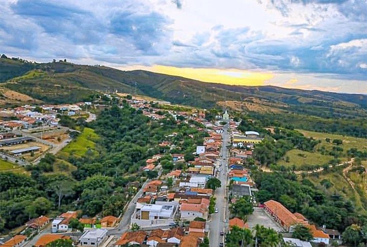 O munícipio de Serra da Saudade, em Minas Gerais, é o menos populoso do Brasil, com apenas 833 residentes e sua extensão é de 335,6 km². A cidade está situada no Centro-Oeste mineiro, na região do Alto São Francisco e  tem altitude de 670 metros. Sua densidade demográfica é de aproximadamente 2,9 habitantes por km²