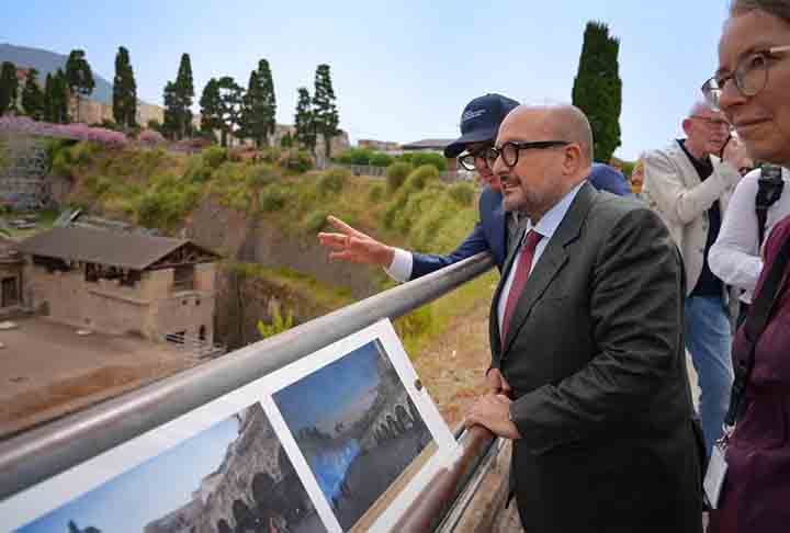 “Os visitantes têm que descer por um túnel e é como se voltássemos dois mil anos e, de repente, você tivesse a praia”, declarou o diretor do parque ecológico Herculano, Francesco Sirano, em comunicado sobre a reabertura do local. 
