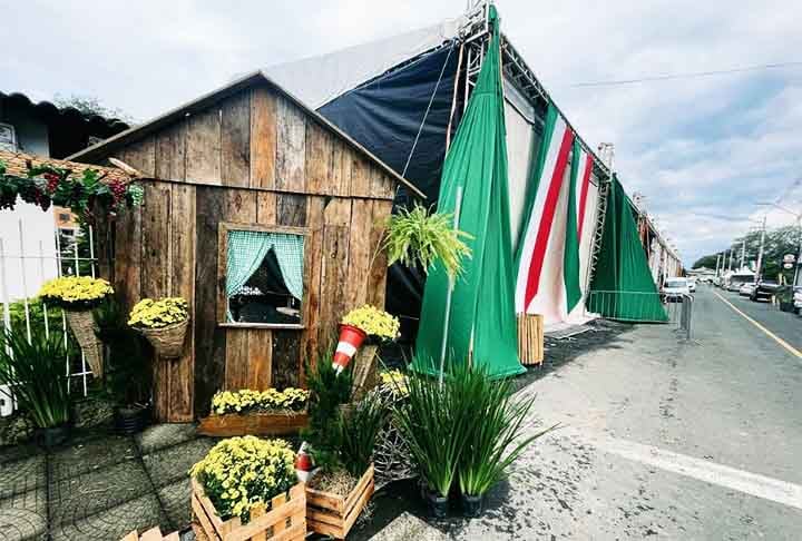 Nova Veneza tem até uma gôndola oficial doada pelo governo italiano, que simboliza o elo entre as duas cidades. Ela fica na praça Humberto Bortoluzzi, e os visitantes podem apreciar a embarcação e tirar fotos em um lago artificial aberto ao público.