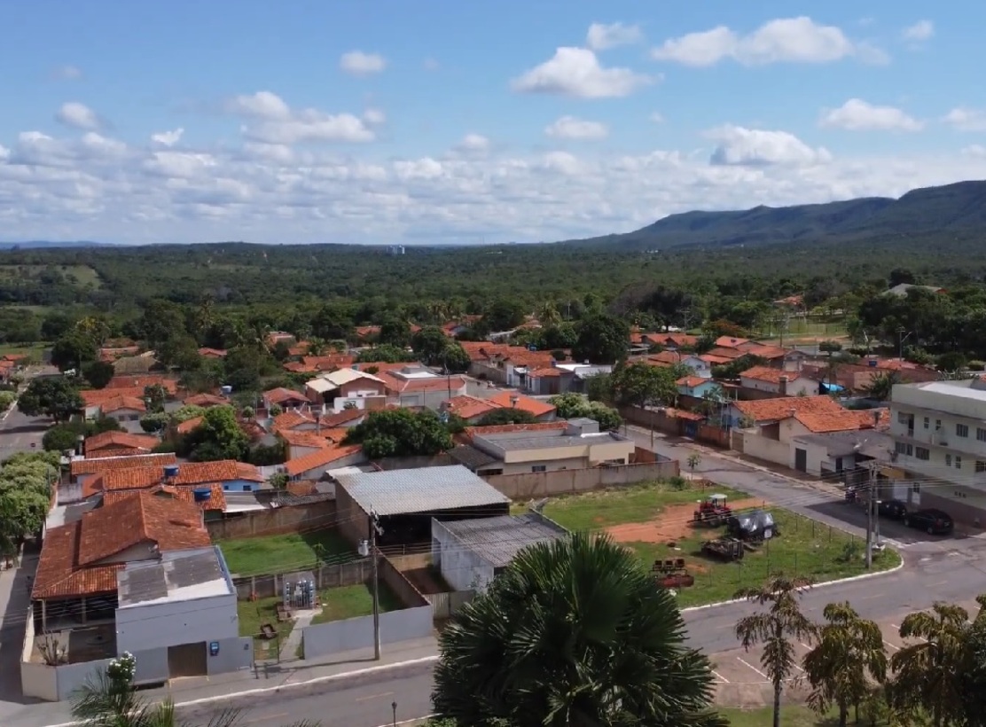 Um dos exemplos que costumam ser comentados é o municipio de Rio Quente, em Goiás, que tem 3,9 mil moradores, mas chega a registrar 4,1 mil imóveis residenciais. 