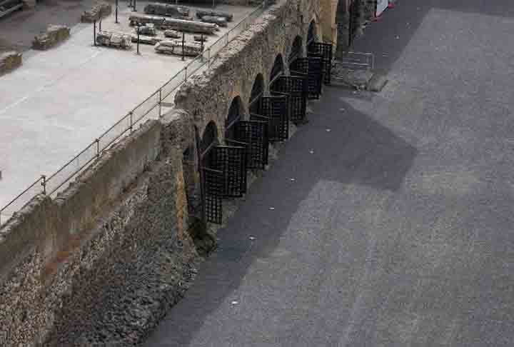 Os achados arqueológicos em Herculano indicam tratar-se de uma cidade mais rica que Pompeia à época. 

