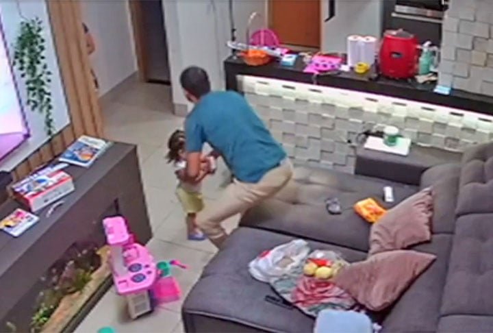 Panelas de pressão também podem ser perigosas. Em 2023, uma explodiu na cozinha de uma casa em Luziânia, Goiás. A câmera gravou o momento do acidente. O pai protegeu a filha na sala quando a panela explodiu na cozinha. 