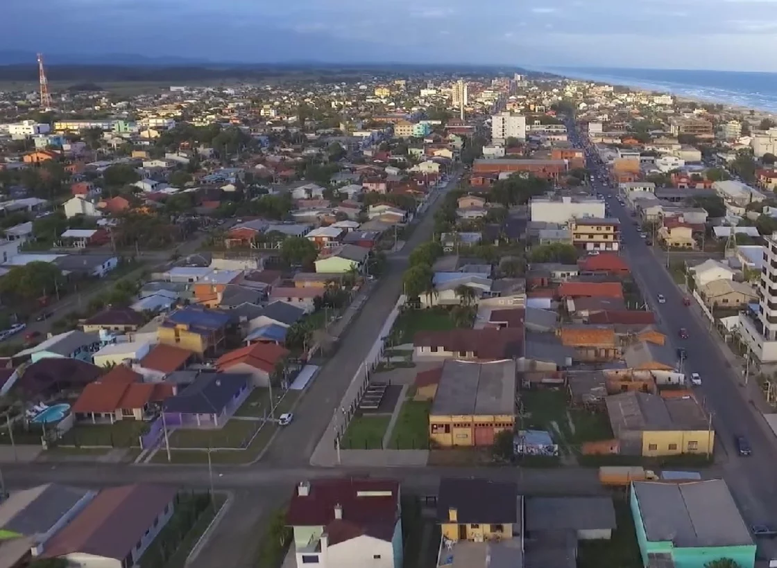 Só no litoral norte do Rio Grande do Sul, sete das 18 cidades possuem essa característica. Arroio do Sal se destaca por ter uma média de 1,7 casa por pessoa. 
