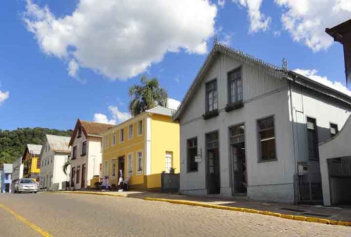 O nome da cidade é homenagem ao fazendeiro paulista Antônio da Silva Prado, que instalou núcleos coloniais no Rio Grande do Sul e promoveu a imigração de italianos para o país, quando foi Ministro da Agricultura.