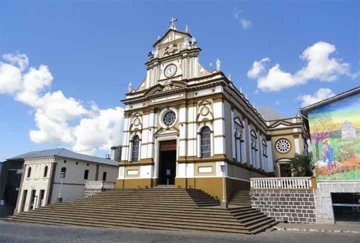 Por lá, também tem a Ferraria do Marsílio, estabelecimento fundado em meados de 1900 e que ficou em atividade até a década de 1980. Além da Igreja Matriz, que foi construída em alvenaria, encanta as ruas charmosas da cidade.