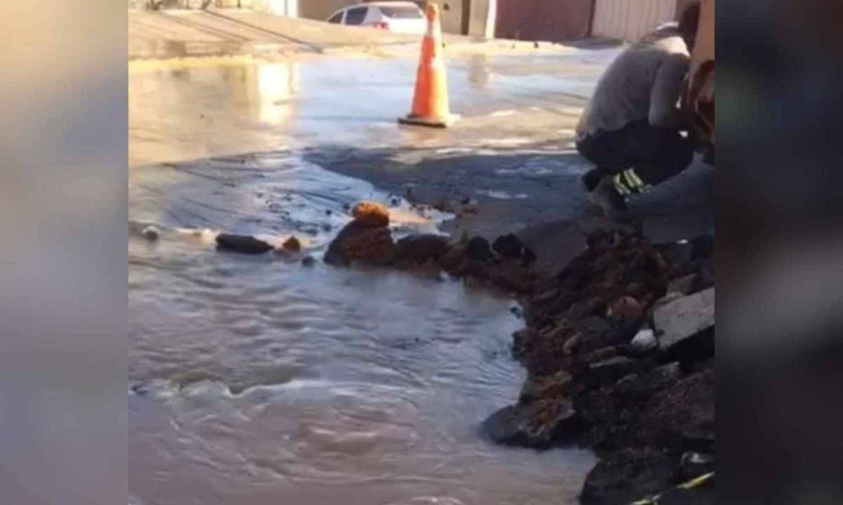 Rompimento na rede de água e esgoto provoca transtornos no Bairro Monte Castelo, em Contagem, na Região Metropolitana de Belo Horizonte -  (crédito: Reprodução/Redes Sociais)