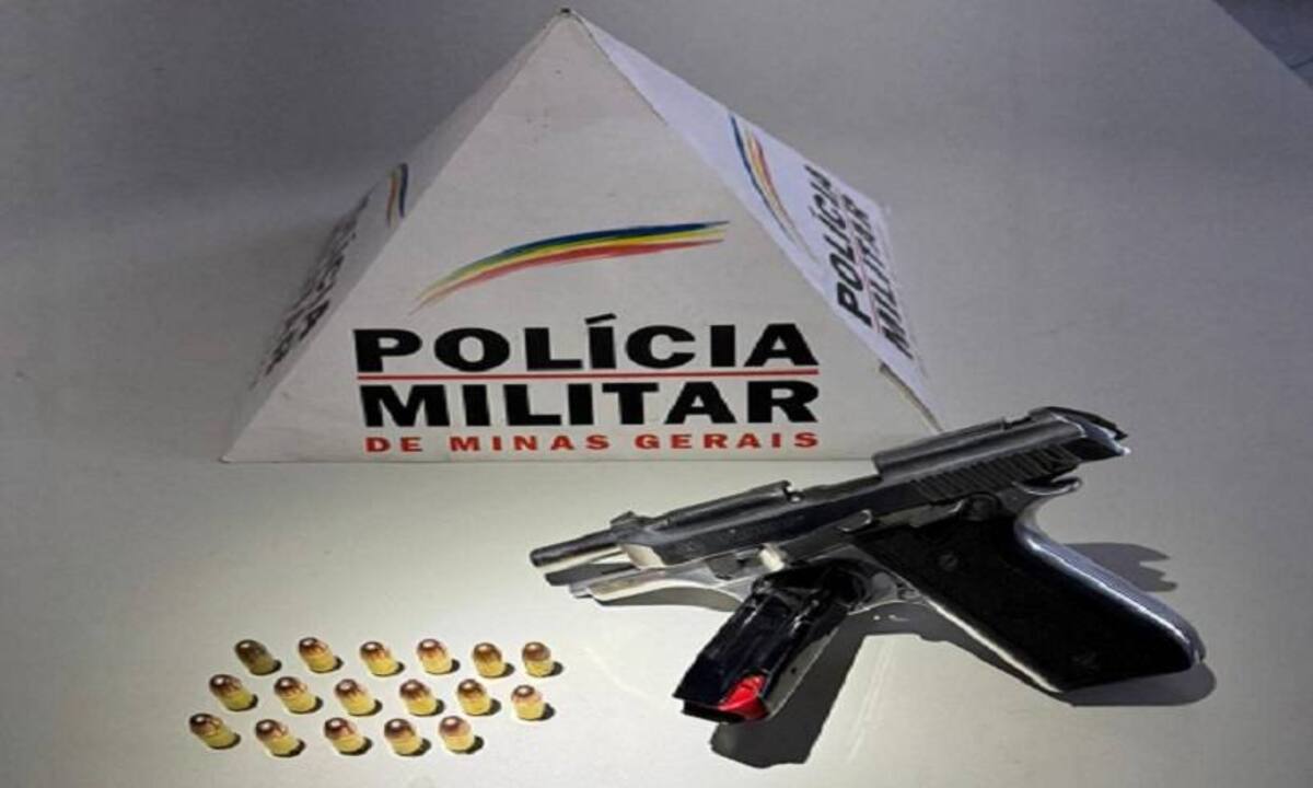 Arma e munições apreendidas com homem que fez ameaças em bar -  (crédito: PMMG)