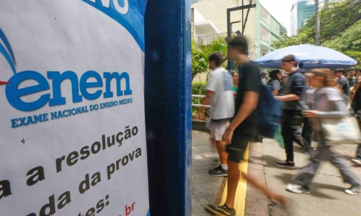 As provas do Enem estão sendo reaplicadas em todo o país nesta terça e quarta -  (crédito: Paulo Pinto/Agência Brasil)