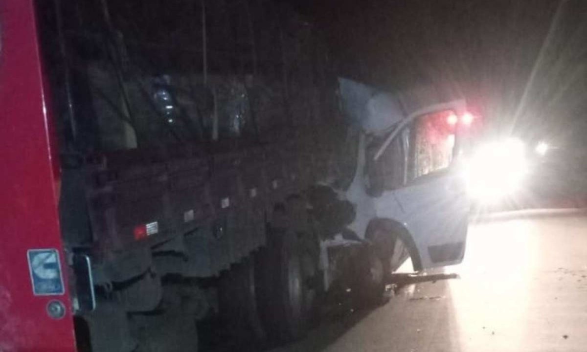 Acidente entre van e caminhão deixou ao menos um ferido na BR-381 -  (crédito: PRF/Divulgação)