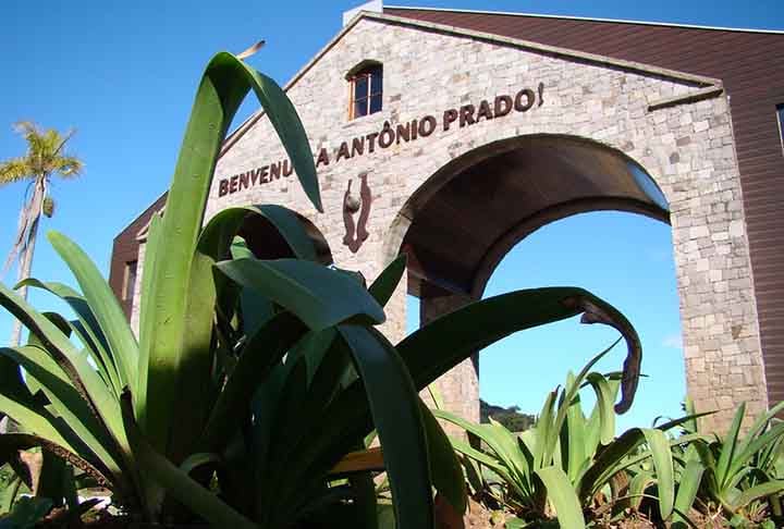 Localizada na Serra GaÃºcha, a cidade de AntÃŽnio Prado tambÃ©m Ã© famosa pela sua cultura italiana. Fundada em 1886, a regiÃ£o preserva toda a arquitetura da Ã©poca, com 48 imÃ³veis tombados como patrimÃŽnio histÃ³rico.