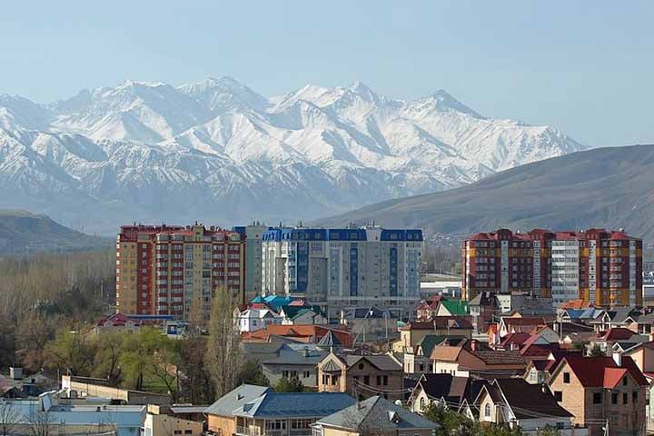 Capital do Quirguistão, na Ásia central, Bishkek sofre com poluição especialmente pela fumaça da queima de carvão utilizado no aquecimento das casas, de acordo com relatório da ONU.
