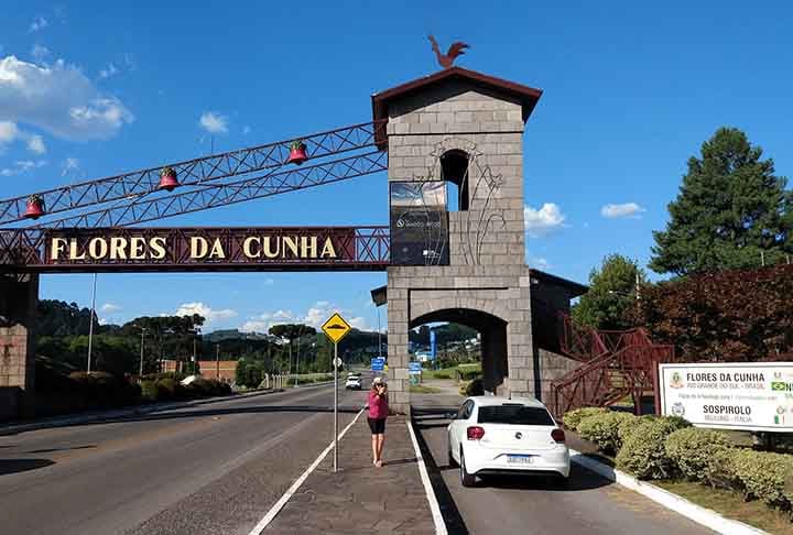 Com isso, Flores da Cunha é o maior município produtor de vinhos do país. A produção local em 2017/2018 atingiu 101 milhões de quilos de uva e 120 milhões de litros de vinho. Conta com quase 200 indústrias vinícolas.