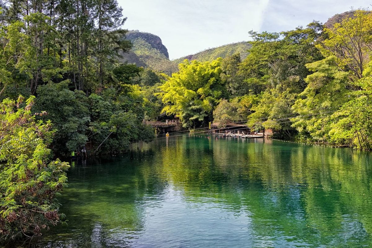 Enquanto explorava as montanhas do estado, o bandeirante encontrou fontes borbulhantes saindo das rochas do rio quente. Era como um tesouro escondido que jorrava em abundância, criando um lindo fenômeno da natureza.
