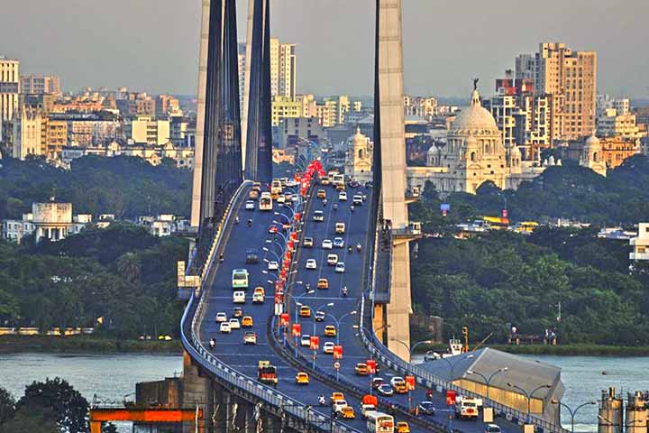 Capital do estado de Bengala Ocidental, Calcutá tem batido recordes de poluição atmosférica mesmo com medidas drásticas, como proibição de circulação de carros com de 15 anos de fabricação.
