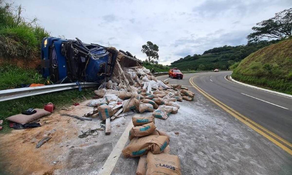 Caminhão perde os freios, capota e interdita rodovia em Minas - CBMMG