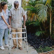 A crescente demanda por cuidadores de idosos em um Brasil cada vez mais velho: 'Fui trocar lâmpada e fiquei'