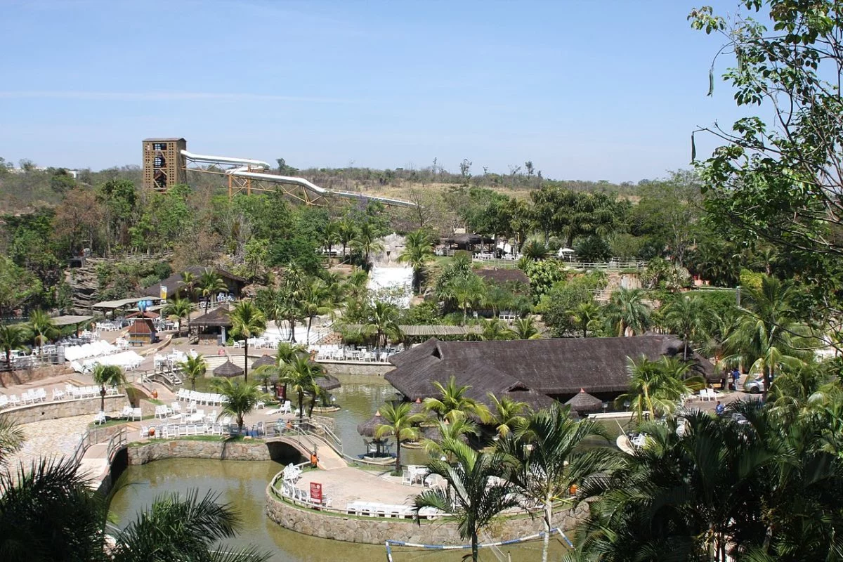 A cidade também é conhecida por ter a Pousada do Rio Quente, fundada nos anos 60 pela família Palmerston, que hoje se transformou no Rio Quente Resorts, um lugar com uma estrutura requintada.
