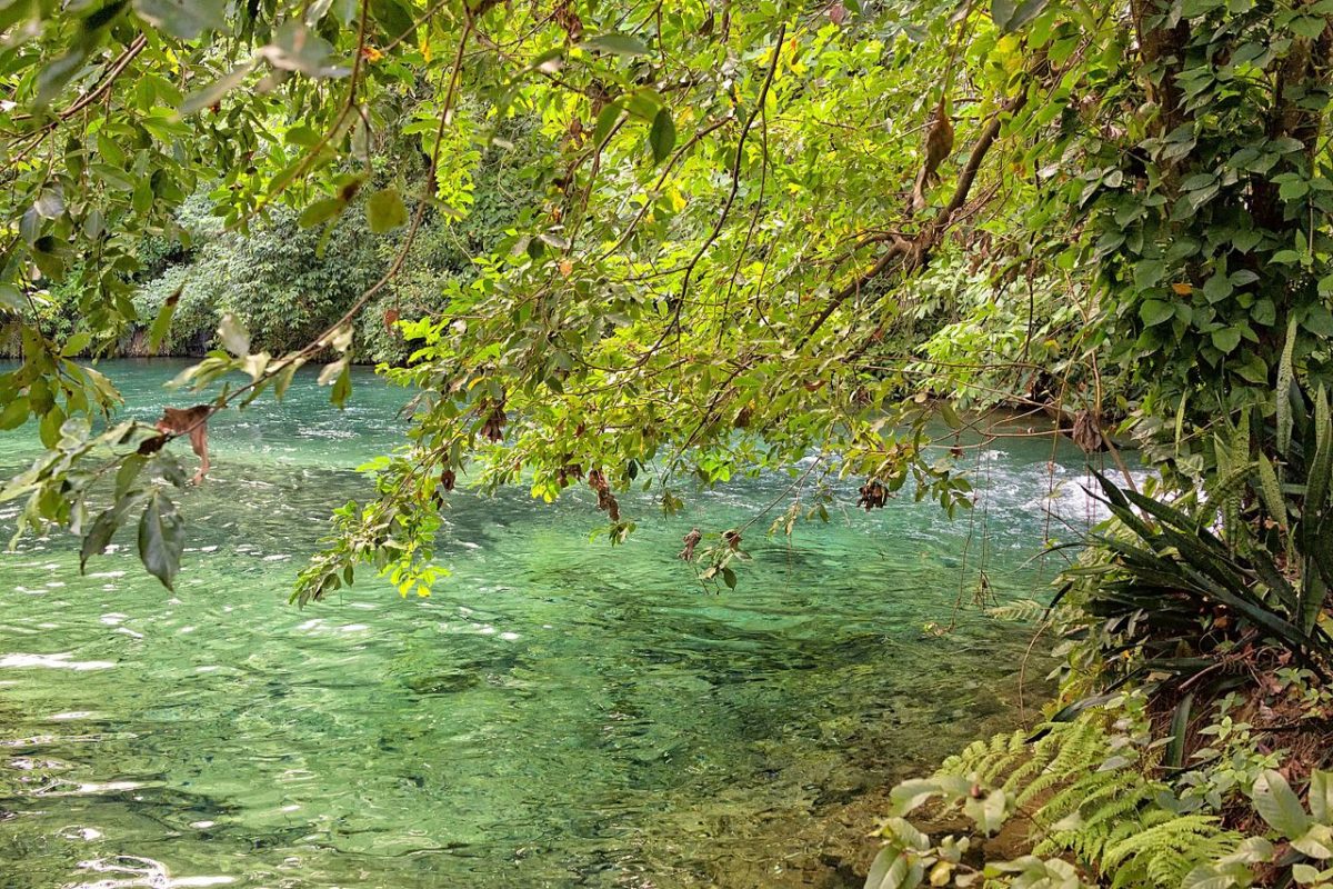 Por conta de seus pontos turísticos naturais únicos, Rio Quente acabou se tornando um destino muito mais turístico do que outras cidades ao redor, o que fez com que muita gente deixasse de ter residência fixa por lá.
