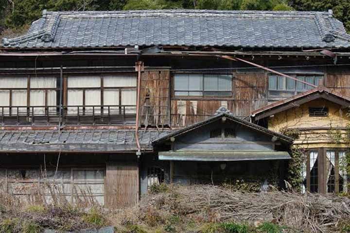 Uma consequência problemática do fato de haver tantas casas abandonadas é o aumento dos riscos à segurança em situações de desastres naturais.
