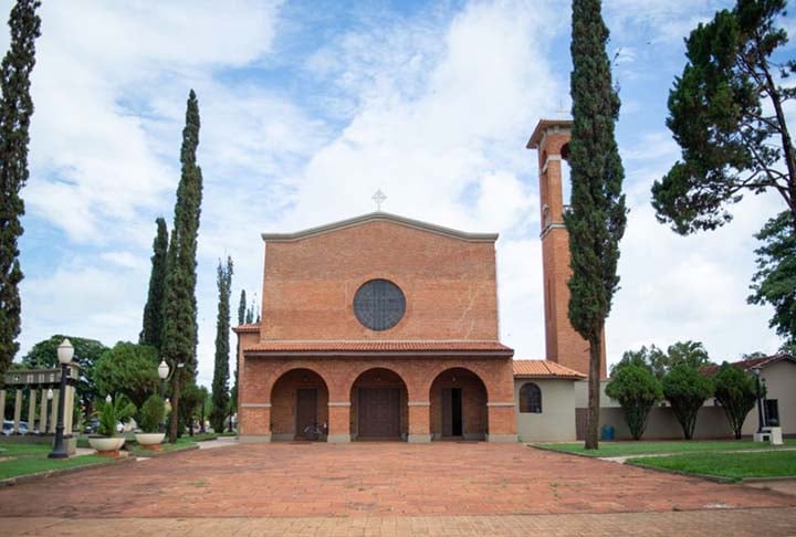 Todo mês de agosto acontece a tradicional Macarronada de São Donato, sua festa mais popular. Além da degustação desse prato, a festividade inclui a apresentação de danças típicas italianas, como a tarantela.