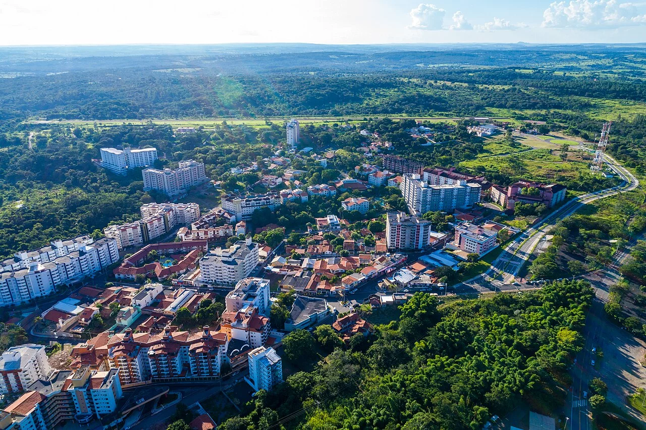 Por mais que Rio Quente seja um destino ideal para relaxar e se conectar com a natureza, com suas águas quentes e cristalinas, a cidade está com imóvel sobrando para quem estiver interessado!
