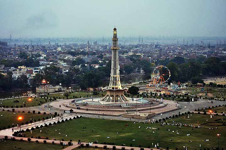 Capital da província de Panjabe, a grandiosa cidade paquistanesa de Lahore registrou em 2022 picos de poluição que levaram o governo local a decretar “emergência ambiental e de saúde”, com fechamento de escolas, parques e centros comerciais.
