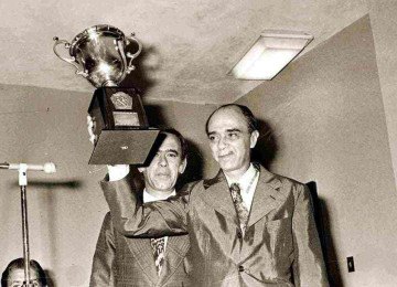 Nelson Campos erguendo o troféu durante sua posse como presidente do clube Atlético, em 1970 -  (crédito: Arquivo EM)