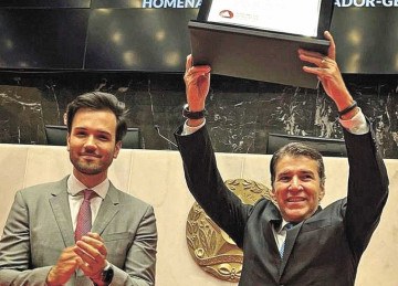 Presidente da ALMG, Tadeu Leite (à esq.), entrega homenagem a Jarbas Soares Júnior -  (crédito: divulgação)