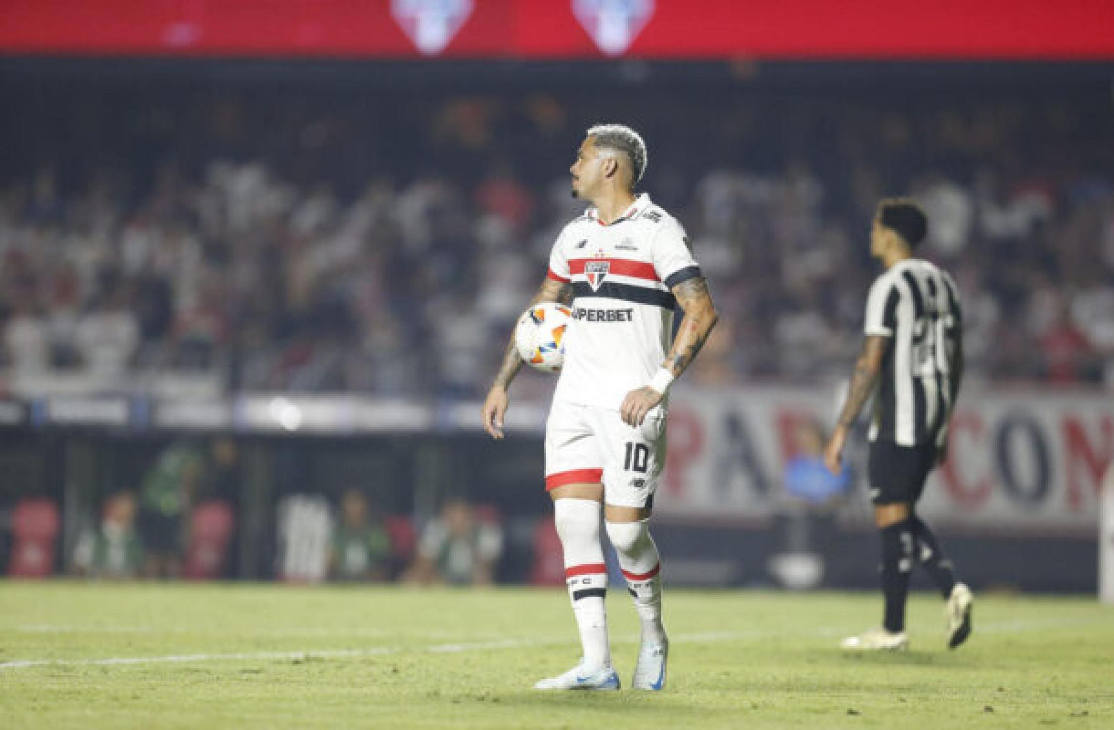 Santos demonstra interesse e tenta troca com o São Paulo por Luciano
