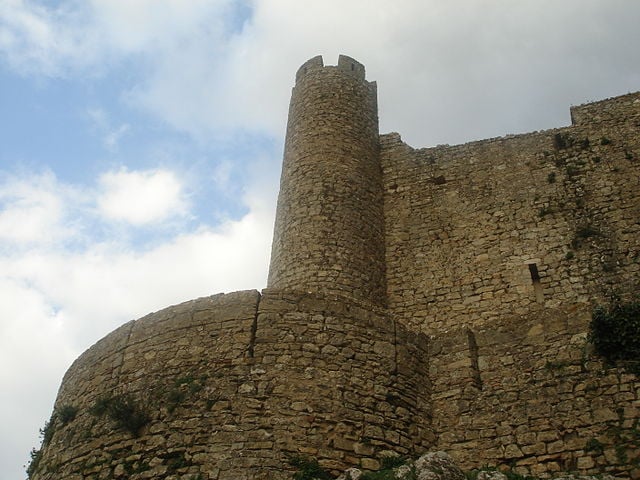 O perÃ­metro das muralhas, com torres cilÃ­ndricas, alcanÃ§a 1.565 metros. Em alguns trechos, os muros chegam a 13 metros de altura. Destacam-se, ainda, o pelourinho da vila, erguido em granito, e o aqueduto com 3 km de extensÃ£o. O castelo foi ampliado no sÃ©culo XIV. 