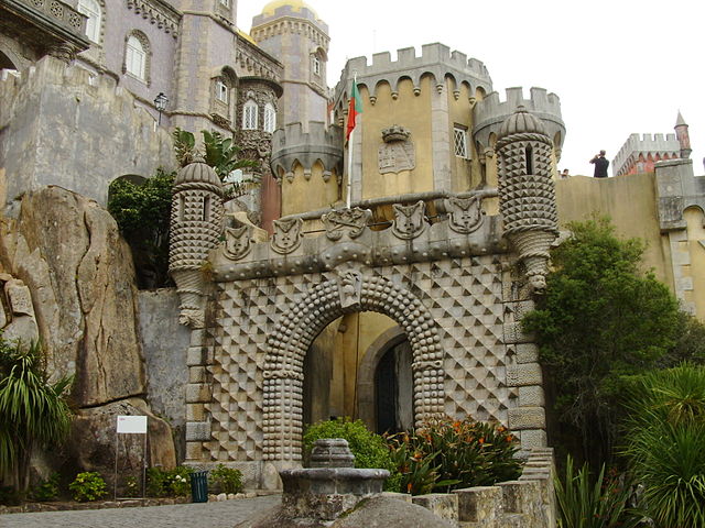 Com a implantação da República Portuguesa, o palácio foi convertido em museu. Tem um parque que foi planejado simultaneamente com a construção do palácio, com jardins, grutas, pontes, pérgulas e fontes.