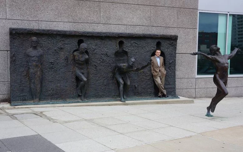 Freedom (Liberdade) - EUA - O monumento mostra uma pessoa que aos poucos vai se soltando do emparedamento, atÃ© correr para a liberdade, deixando um buraco na parede. A obra em bronze foi criada por Zenos Frudakis (que estÃ¡ na foto), em 2001, na FiladÃ©lfia. 