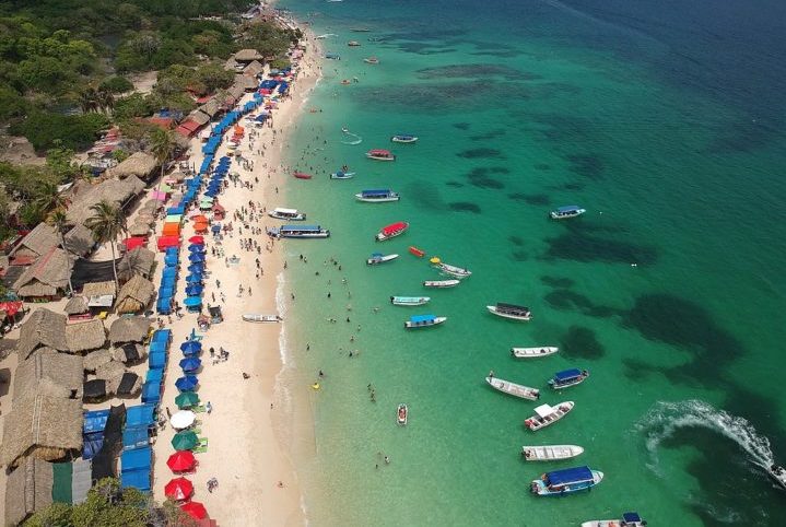 A cidade também é conhecida por suas belas praias, como a ilha de Barú (foto), com areias brancas e palmeiras, e as Ilhas del Rosario, famosas por seus recifes de corais.