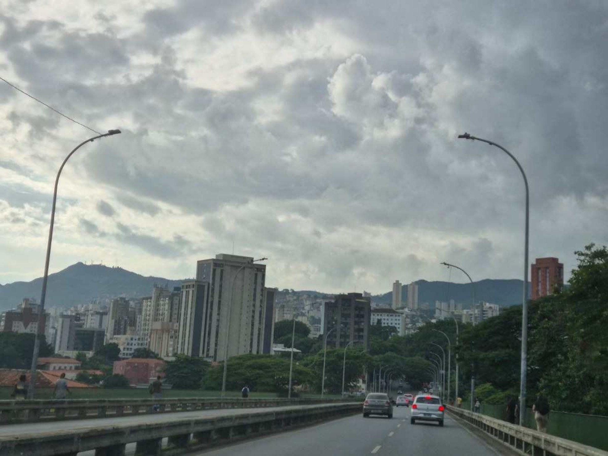 BH: chuva 'moderada a forte' pode atingir a capital nas próximas horas
