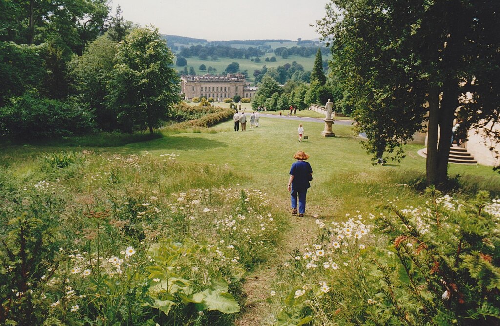 A Inglaterra é um dos locais com grande conjunto de praticantes da jardinagem. O próprio príncipe Charles se encaixa nesse contexto. Assim, o país apresenta alguns palácios com jardins bem cuidados. Neste último caso, o Chatsworth House, é um dos exemplos mais famosos no Reino Unido. 