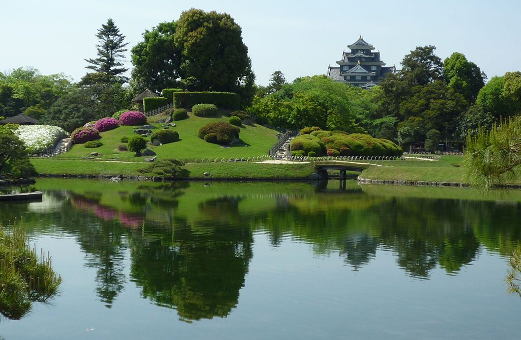 Isso porque no parque há o predomínio de cerejeiras e ameixeiras, plantas que alteram suas folhagens com a mudança de estação. Entre março e abril, a primavera está vigente e as flores dominam o lugar. Já entre outubro e novembro, o outono entra em vigor e as folhas caem no solo. 