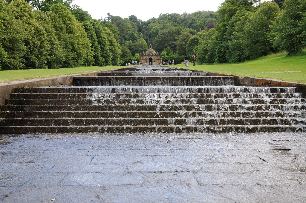 O jardim da residência do Duque de Devonshire é histórico, pois reúne itens de seis diferentes séculos. A estufa com espécies estrangeiras e a extensa cascata (foto) são detalhes realçados neste recinto da mansão. 