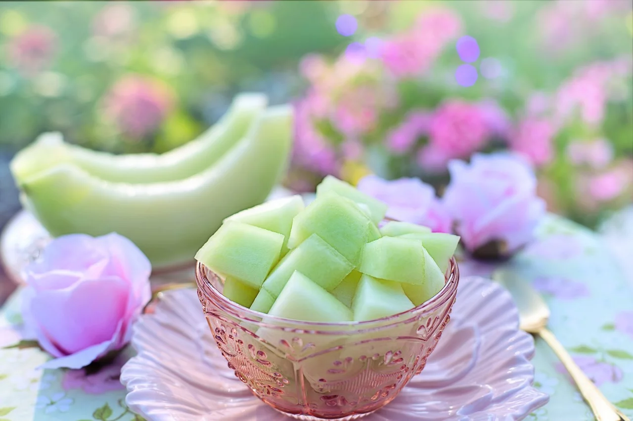 O melão é uma fruta muito benéfica para as pessoas que sofrem de ressecamento da pele, na verdade, essa fruta é muito utilizada em máscaras hidratantes.