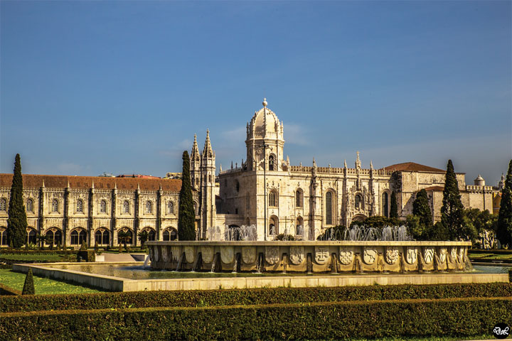 Mosteiro dos Jerónimos - Começou a ser construído em 1501 (1 ano após a descoberta do Brasil). A obra durou 100 anos. Fica em Lisboa, perto da Torre de Belém. Tem o mais notável conjunto monástico de arquitetura manuelina. Ligado à Casa Real Portuguesa e à epopeia dos descobrimentos. Símbolo da nação portuguesa. 