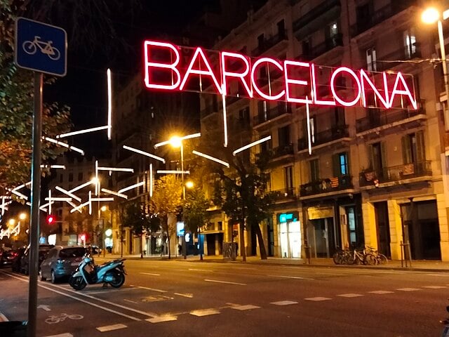 Na festiva Barcelona, na Espanha, ao principais pontos turísticos, ruas e lojas ficam lotados, e a decoração criativa de Natal enfeita as esquinas e os monumentos.