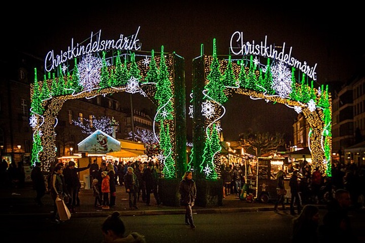 O Mercado de Natal de Estrasburgo, na França, existe desde o século 16 (aproximadamente 1570) e é um dos mais importantes da Europa. A cidade é a capital francesa do Natal com lindos chalés e muitas lembranças natalinas.