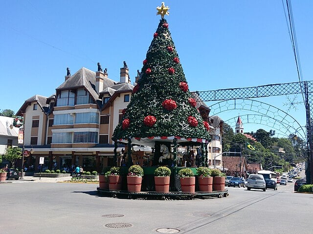 O Natal mais grandioso do Brasil fica em Gramado, no Rio Grande do Sul. Há desfiles natalinos com alegorias coloridas, atores, acrobatas, patinadores, espetáculos teatrais e shows que contam a história do nascimento de Jesus.