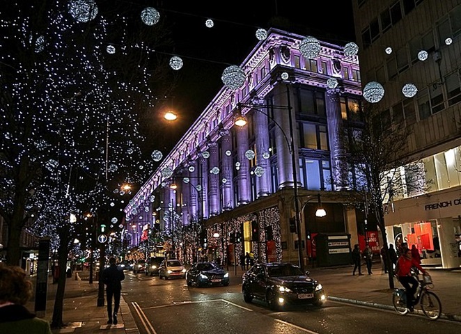 A tradicional e moderna Londres, na Inglaterra, recebe decorações grandiosas nos palácios, lojas e equipamentos urbanos no Natal. A solidão das iluminadas ruas (ao contrário de Nova York) por causa das celebrações familiares é um atrativo a mais.