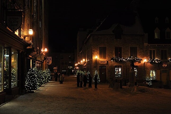 Uma das cidades mais bonitas do mundo, Quebec, no Canadá, é mais um lugar em que a neve e as decorações especiais fazem o turista se sentir em um conto de fadas natalino. 